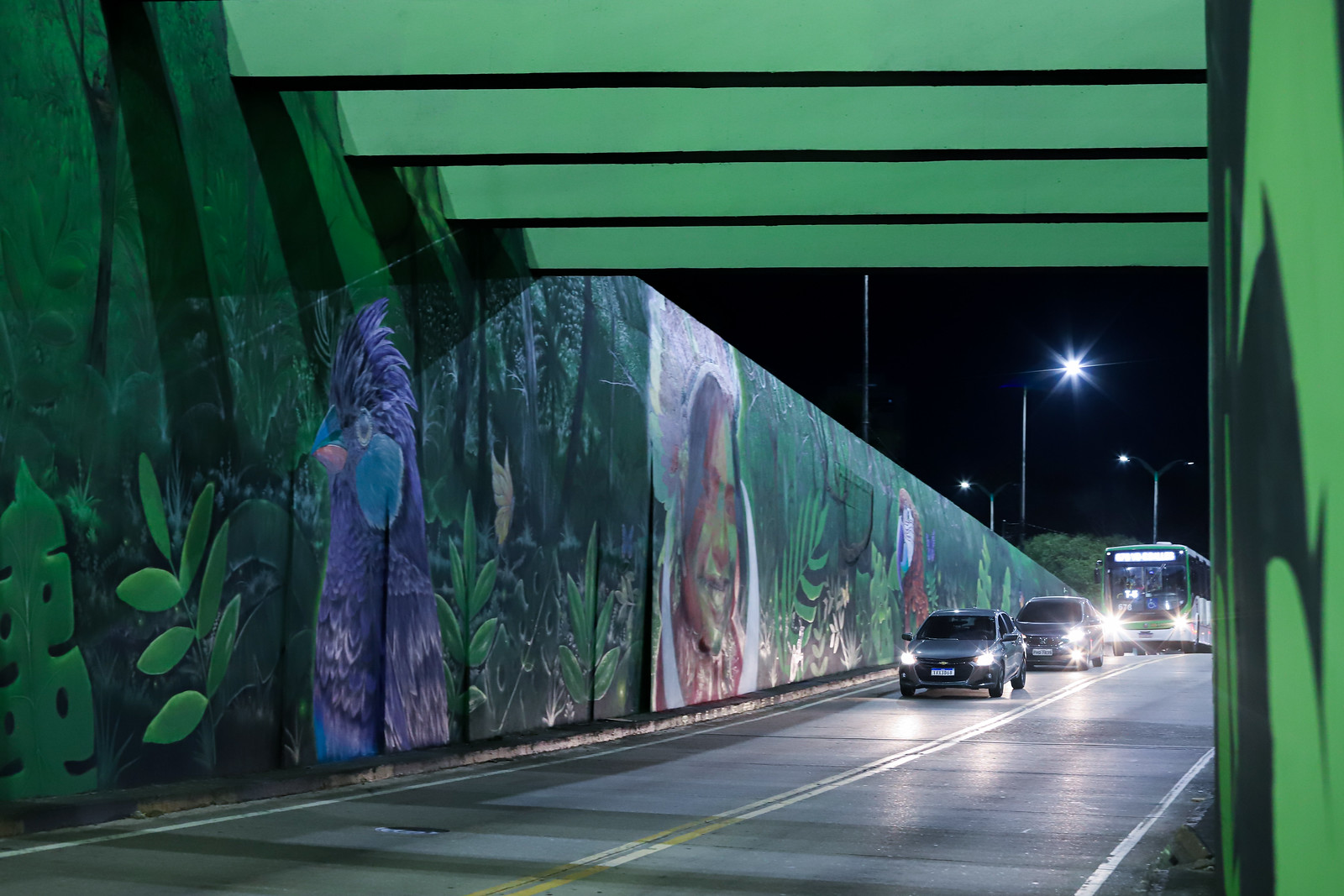 Nesta etapa, as equipes atuam na execução da pintura artística em grafite, transformando o espaço por meio da arte urbana