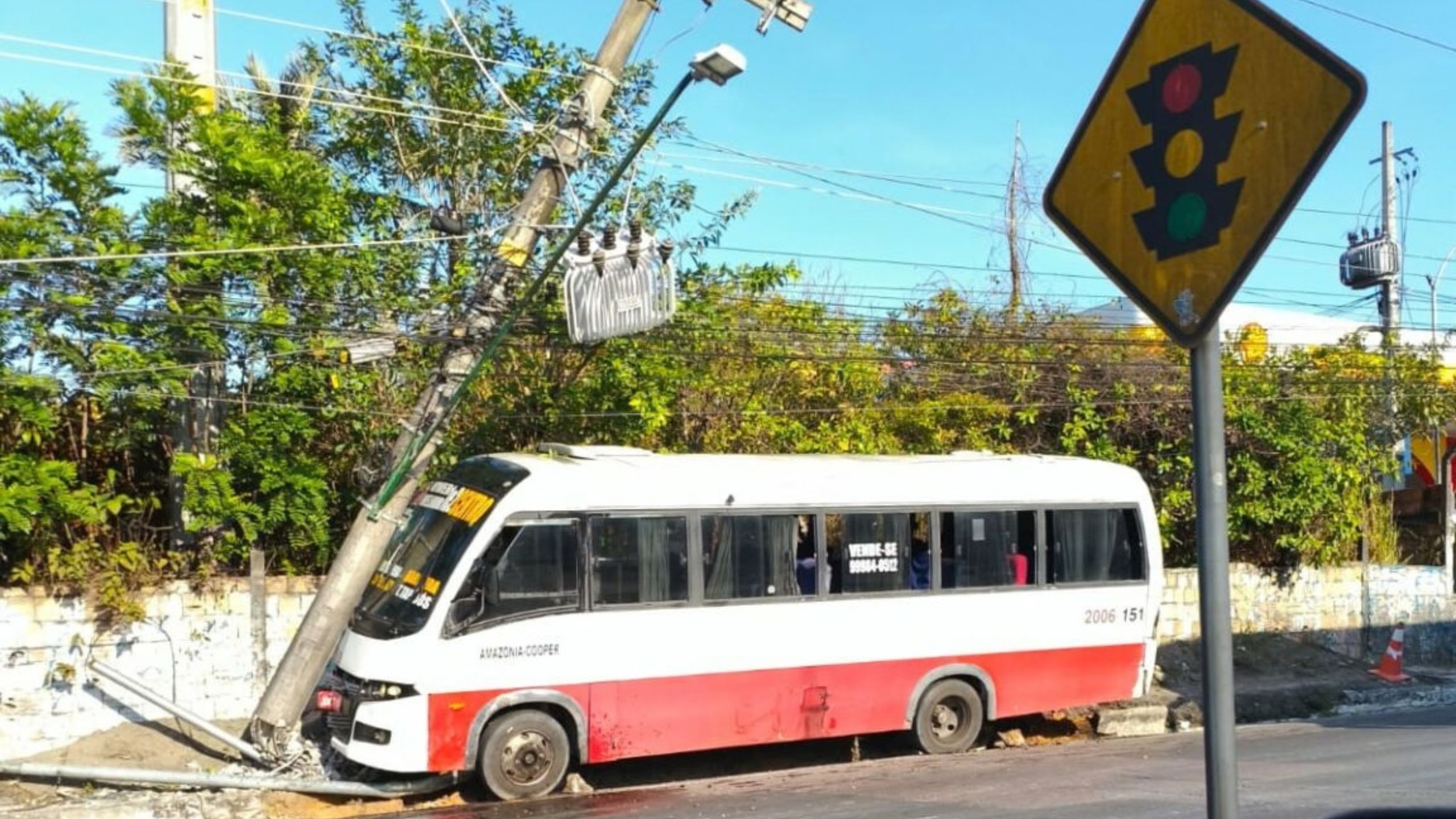 micro-onibus-bate-poste-canal92am