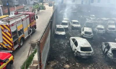 Mais-de-20-carros-sao-destruidos-por-incendio-em-galpao-no-Novo-Aleixo-em-Manaus-canal92am