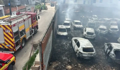Mais-de-20-carros-sao-destruidos-por-incendio-em-galpao-no-Novo-Aleixo-em-Manaus-canal92am