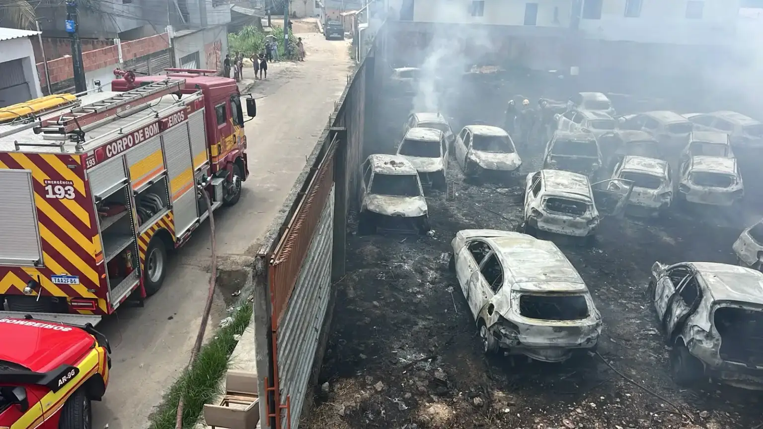 Mais-de-20-carros-sao-destruidos-por-incendio-em-galpao-no-Novo-Aleixo-em-Manaus-canal92am