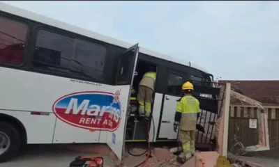 acidente-micro-onibus_muro-canal92am