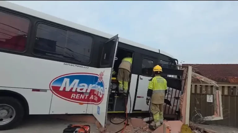 acidente-micro-onibus_muro-canal92am