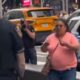 mulher_times_square_faca_canal92am
