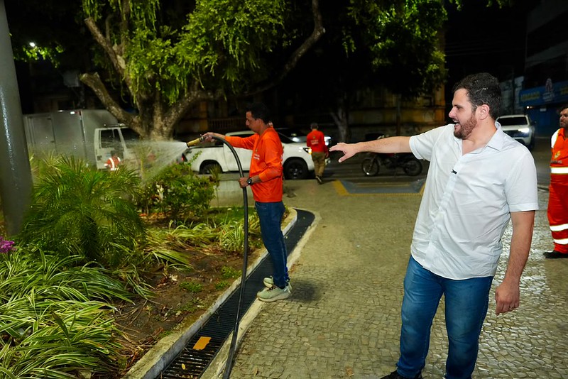 prefeito-renato-junior-irrigacao-de-arvores-canal92am
