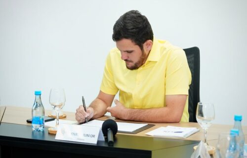 prefeito-renato-junior-assina-progressoes-salariais-canal92am