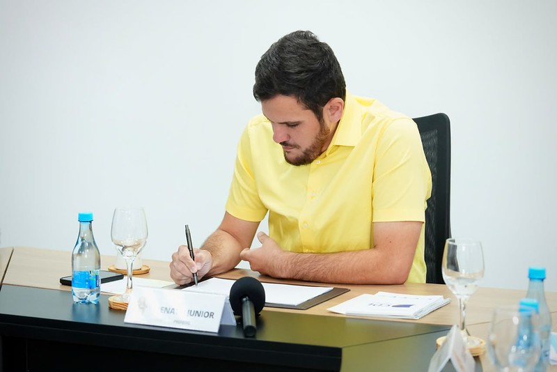 prefeito-renato-junior-assina-progressoes-salariais-canal92am