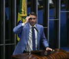 flavio-bolsonaro-foge-do-brasil-canal92am