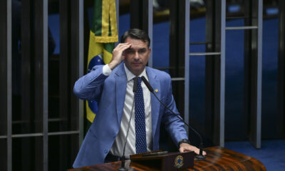 flavio-bolsonaro-foge-do-brasil-canal92am