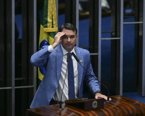 flavio-bolsonaro-foge-do-brasil-canal92am