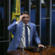 flavio-bolsonaro-foge-do-brasil-canal92am