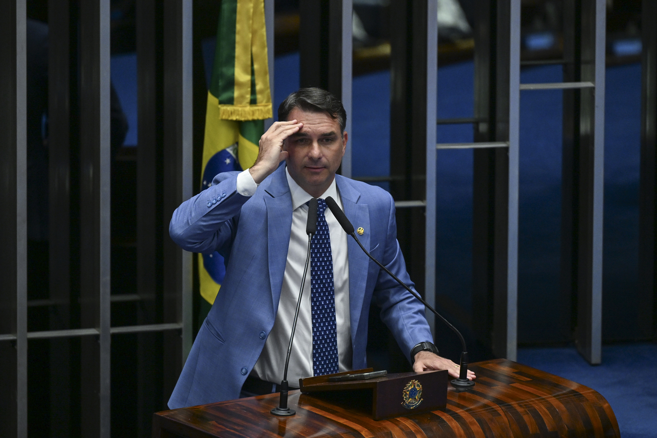 flavio-bolsonaro-foge-do-brasil-canal92am