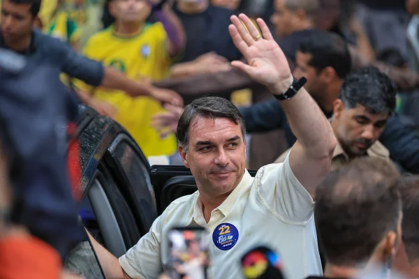 flavio-bolsonaro-fugiu-argentina-canal92am